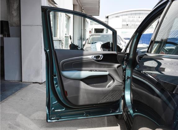 AION V 2023款 Plus 70 智享七座版 三元锂 车厢座椅   前门板