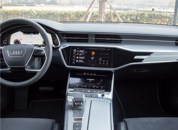 奥迪A7L 2022款 45 TFSI quattro S-line 见远型流晶套装 中控类   中控台