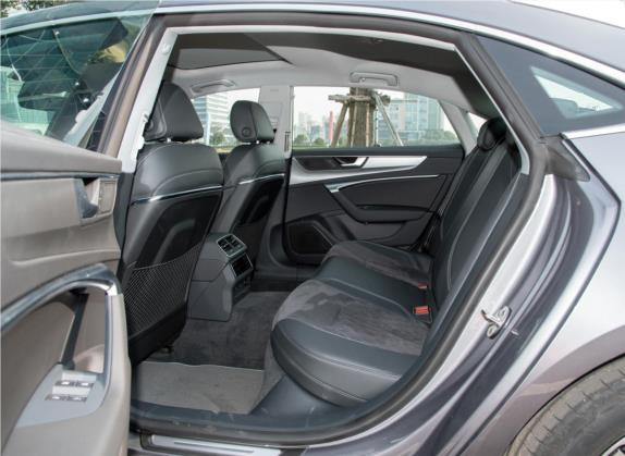 奥迪A7L 2022款 45 TFSI quattro S-line 见远型流晶套装 车厢座椅   后排空间