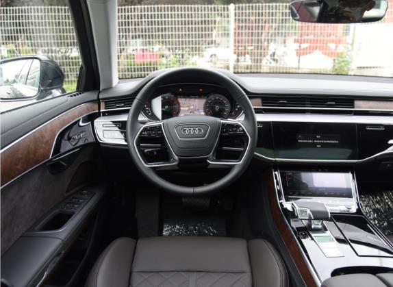 奥迪A8 2022款 A8L 50 TFSI quattro 豪华型典藏版 中控类   驾驶位