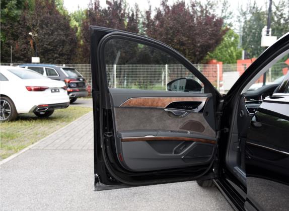 奥迪A8 2022款 A8L 50 TFSI quattro 豪华型典藏版 车厢座椅   前门板