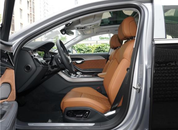 奥迪A8 2022款 A8L Horch创始人版 双色臻藏型 车厢座椅   前排空间