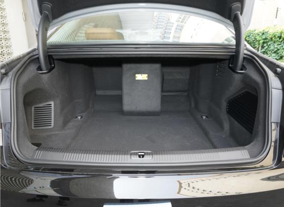 奥迪A8 2022款 A8L Horch创始人版 双色臻藏型 车厢座椅   后备厢