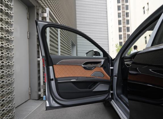 奥迪A8 2022款 A8L Horch创始人版 双色臻藏型 车厢座椅   前门板