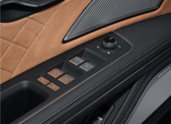 奥迪A8 2022款 A8L Horch创始人版 双色臻藏型 车厢座椅   门窗控制