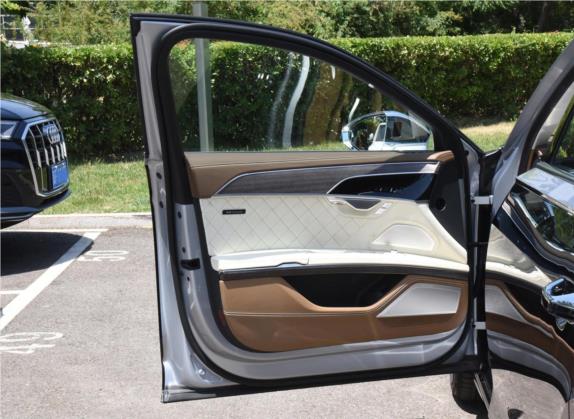 奥迪A8 2022款 A8L Horch创始人版 双色典藏型 车厢座椅   前门板