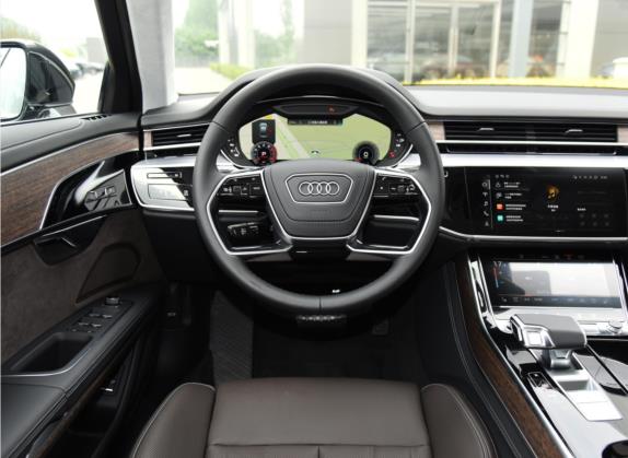 奥迪A8 2022款 改款 A8L 55 TFSI quattro 旗舰型 中控类   驾驶位