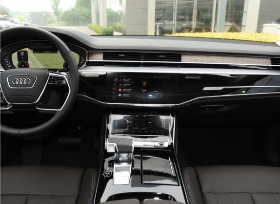 奥迪A8 2022款 改款 A8L 55 TFSI quattro 旗舰型 中控类   中控台