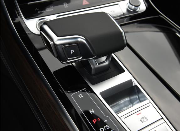 奥迪A8 2022款 改款 A8L 55 TFSI quattro 旗舰型 中控类   挡把