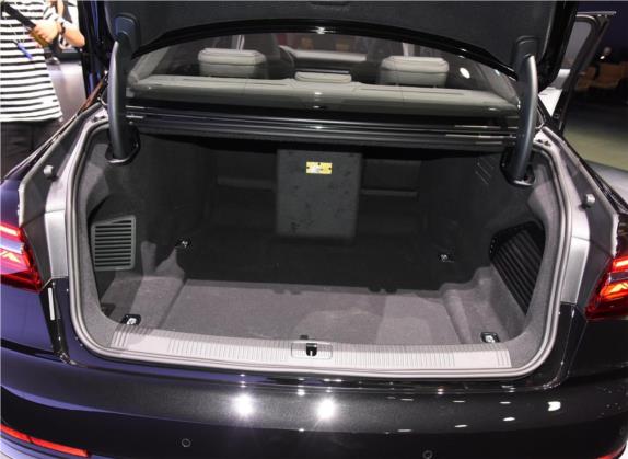 奥迪S8 2023款 S8L 4.0TFSI quattro 车厢座椅   后备厢