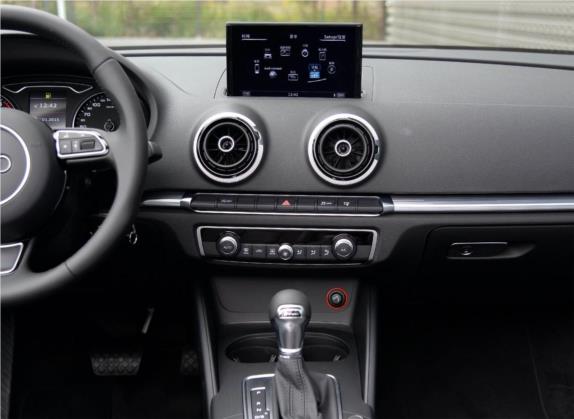 奥迪A3(进口) 2015款 Cabriolet 40 TFSI 中控类   中控台