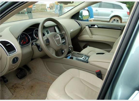 奥迪Q7 2006款 3.0 TDI quattro 车厢座椅   前排空间