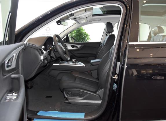 奥迪Q7 2019款 55 TFSI 技术型 车厢座椅   前排空间