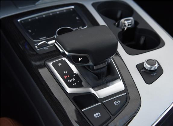 奥迪Q7 2019款 55 TFSI 尊贵型 中控类   挡把