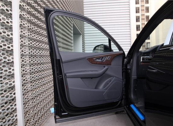 奥迪Q7 2020款 55 TFSI quattro 黑武士专享版 车厢座椅   前门板