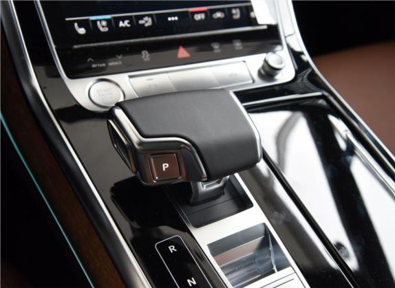 奥迪Q7 2020款 55 TFSI quattro 至尊专享版 中控类   挡把
