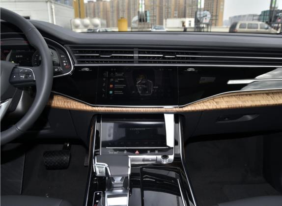 奥迪Q7 2022款 55 TFSI quattro S line冰雪运动版 中控类   中控台