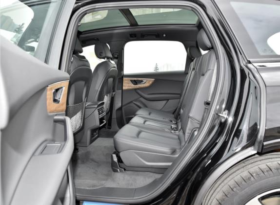 奥迪Q7 2022款 55 TFSI quattro S line冰雪运动版 车厢座椅   后排空间