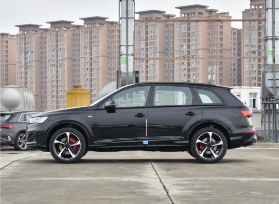 奥迪Q7 2022款 55 TFSI quattro S line冰雪运动版 外观   正侧