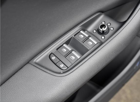 奥迪Q7 2022款 55 TFSI quattro S line冰雪运动版 车厢座椅   门窗控制