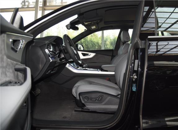 奥迪Q8 2019款 55 TFSI 臻选动感型 车厢座椅   前排空间