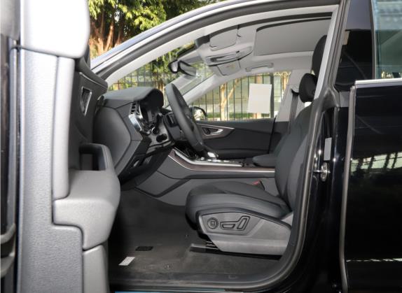 奥迪Q8 2021款 45 TFSI 豪华致雅型 车厢座椅   前排空间