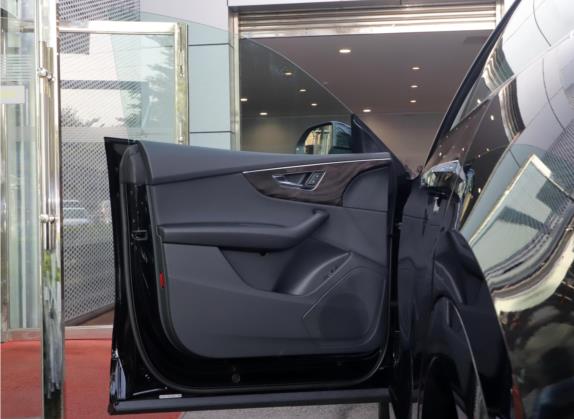 奥迪Q8 2021款 45 TFSI 豪华致雅型 车厢座椅   前门板
