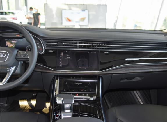 奥迪Q8 2021款 45 TFSI 臻选动感型 中控类   中控台