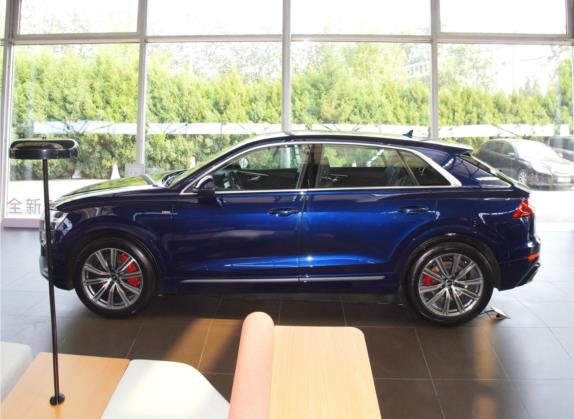 奥迪Q8 2021款 45 TFSI 臻选动感型 外观   正侧