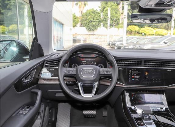 奥迪Q8 2022款 45 TFSI 豪华动感型 中控类   驾驶位