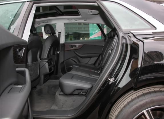 奥迪Q8 2022款 45 TFSI 臻选动感型 车厢座椅   后排空间