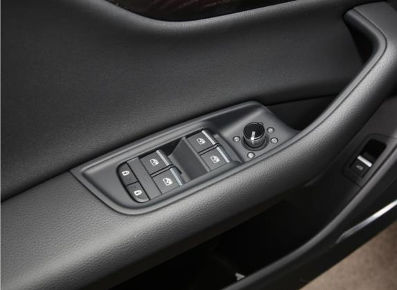 奥迪Q8 2022款 45 TFSI 臻选动感型 车厢座椅   门窗控制