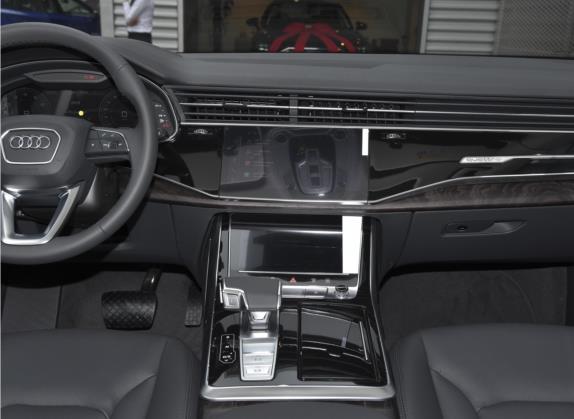 奥迪Q8 2022款 55 TFSI 豪华动感型 中控类   中控台