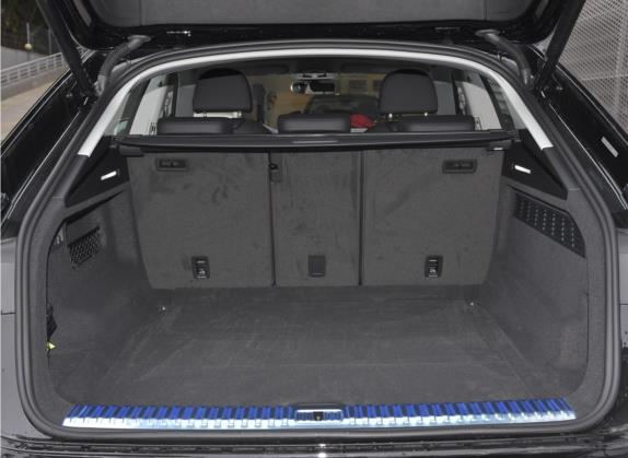 奥迪Q8 2022款 55 TFSI 豪华动感型 车厢座椅   后备厢