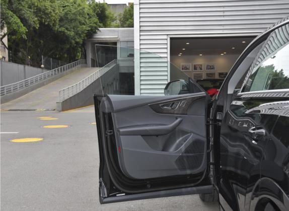 奥迪Q8 2022款 55 TFSI 豪华动感型 车厢座椅   前门板