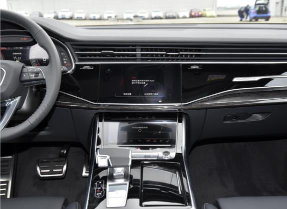 奥迪Q8 2022款 55 TFSI 臻选动感型 中控类   中控台