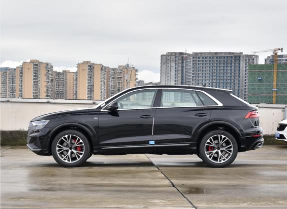 奥迪Q8 2022款 55 TFSI 臻选动感型 外观   正侧