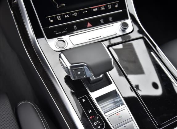奥迪Q8 2022款 55 TFSI 臻选动感型 中控类   挡把
