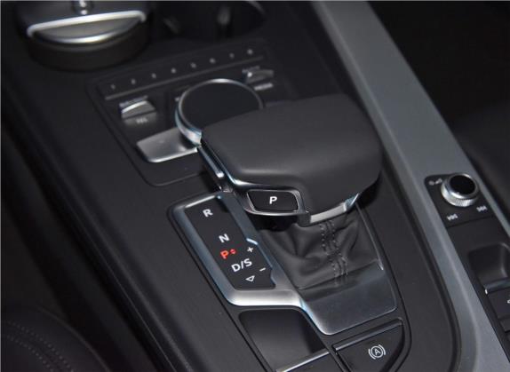 奥迪A5 2019款 Cabriolet 45 TFSI quattro 运动型 国V 中控类   挡把