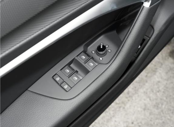奥迪A6L 2021款 45 TFSI 臻选动感型 车厢座椅   门窗控制