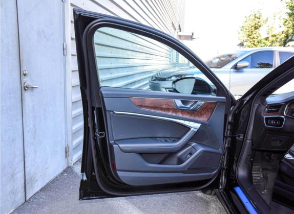 2023款 45 TFSI quattro 尊享动感型 车厢座椅   前门板