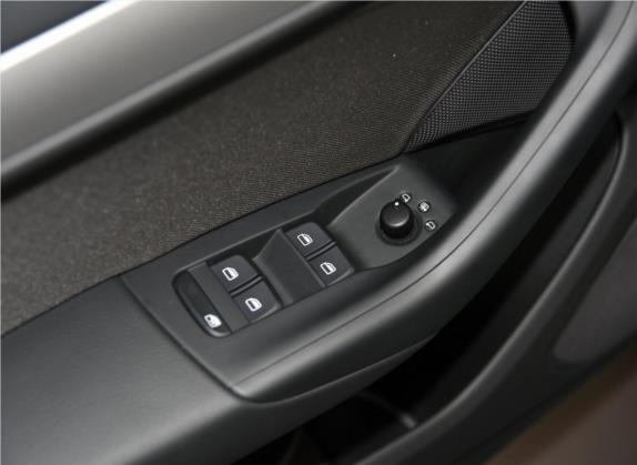 奥迪Q3 2015款 30 TFSI 标准型 车厢座椅   门窗控制