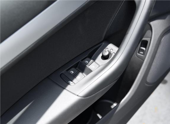 奥迪Q3 2016款 30 TFSI 标准型 车厢座椅   门窗控制