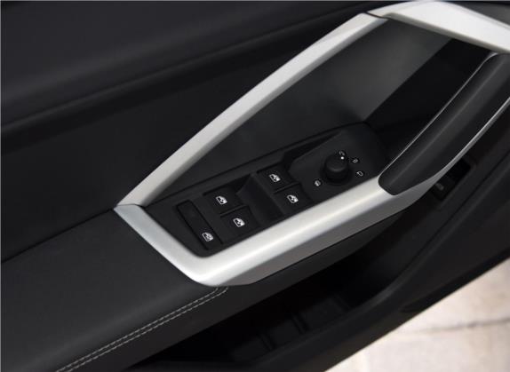 奥迪Q3 2019款 35 TFSI 进取致雅型 车厢座椅   门窗控制