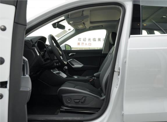奥迪Q3 2020款 35 TFSI 进取致雅型 车厢座椅   前排空间