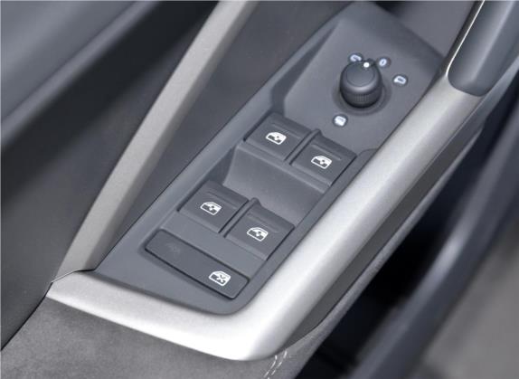 奥迪Q3 2020款 35 TFSI 进取动感型 车厢座椅   门窗控制