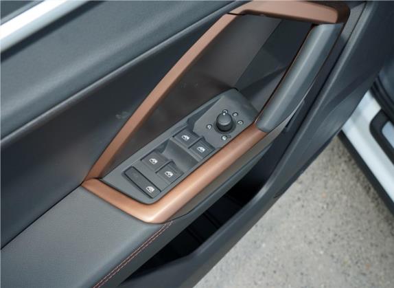 奥迪Q3 2020款 40 TFSI 时尚致雅型 车厢座椅   门窗控制