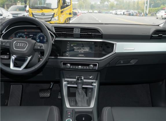 奥迪Q3 2021款 35 TFSI 进取致雅型 中控类   中控台