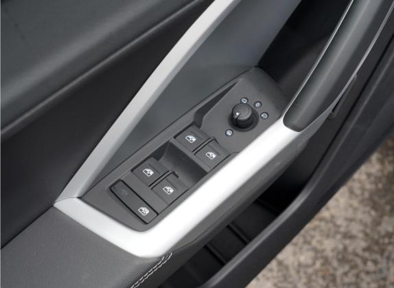 奥迪Q3 2021款 35 TFSI 进取致雅型 车厢座椅   门窗控制