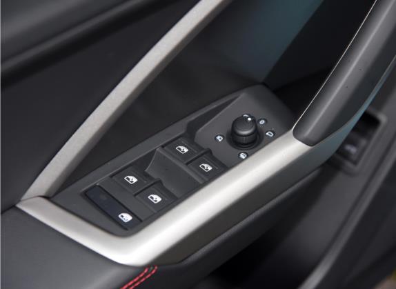 奥迪Q3 2022款 40 TFSI RS套件燃速型 车厢座椅   门窗控制